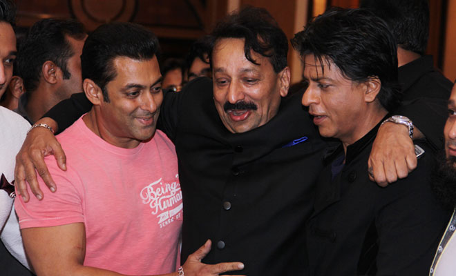  Salman Khan, Shah Rukh Khan end rivalry, hug each other at iftaar party